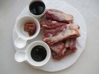 1、微波红酒排骨,准备食材。