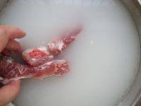 2、微波红酒排骨,排骨用淘米水提前泡一会,泡去里面的血色捞出备用。