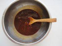 3、微波红酒排骨,红酒,红腐乳,蚝油调匀备用。