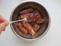 5、微波红酒排骨,用叉子在排骨上叉一下,也助于排骨很好的吸收入味。将腌好的排骨放入冰箱过夜,腌制越久越入味。