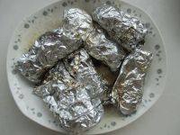 8、微波红酒排骨,将排骨将微波取出打开,将腌料汁在排骨上洒上一勺,包严继续微波炉高火十分钟。