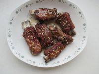 10、微波红酒排骨,取出来,表层撒上熟芝麻即可食用。