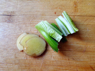 2、咖喱牛肉土豆,葱切段，姜切片，