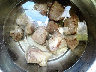 4、咖喱牛肉土豆,水开后，捞出牛肉，投入凉水中，冲洗干净，