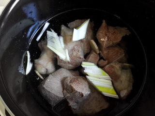 5、咖喱牛肉土豆,高压锅里加入适量清水，将牛肉放进去，再放适量的葱段和姜片，