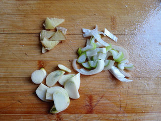 7、咖喱牛肉土豆,葱切末，姜切小片，蒜切片，