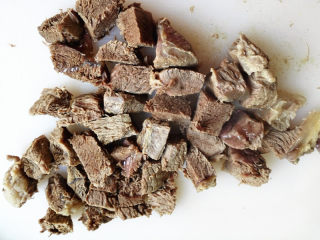 9、咖喱牛肉土豆,牛肉煮熟了，拿出来切成比土豆略大的块，
