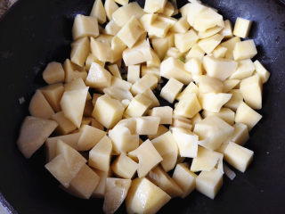 11、咖喱牛肉土豆,倒入土豆块，翻炒，