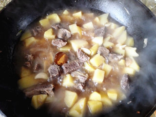 14、咖喱牛肉土豆,等到汤汁变浓稠的时候，放入一块咖喱，