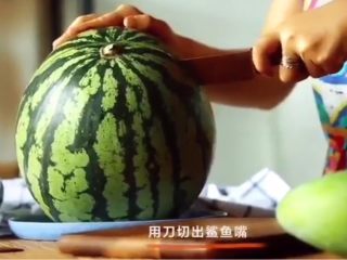 1、鲨鱼叔,将西瓜切出一个鲨鱼张嘴时大小的尺寸