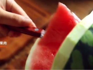 2、鲨鱼叔,将西瓜肉挖出备用