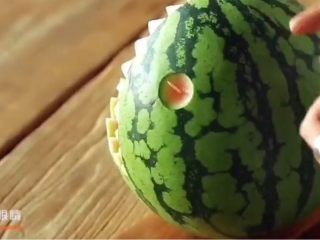 3、鲨鱼叔,在您觉得适合的位置 挖两个小圆圈 PS：千万不能挖穿了