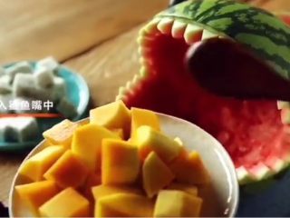 5、鲨鱼叔,最后一步将水果放入我们的鲨鱼叔中