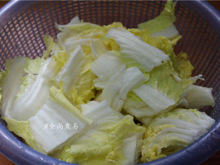 2、大杂烩一品煲,大白菜洗净沥干，手撕成块
