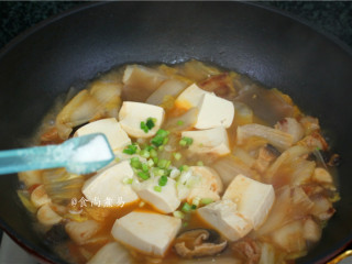 13、大杂烩一品煲,调入盐、胡椒粉、撒点葱梗，拌匀