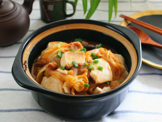 14、大杂烩一品煲,盛入砂锅中，在炉头上开小火慢炖10分钟左右，即可原煲端上餐桌