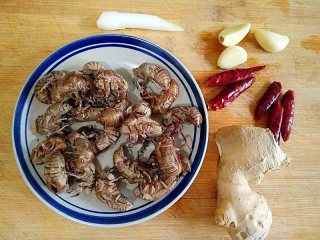 1、香酥蝉蜕 ,准备食材。