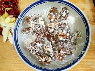 4、香酥蝉蜕 ,搅拌均匀，腌制一下。