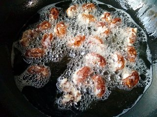 5、香酥蝉蜕 ,锅中宽油，烧至6成热，转小火，下入腌制好的蝉蜕。