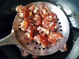 6、香酥蝉蜕 ,小火炸1-2分钟，沥油捞出。一定要小火，火大很容易糊。