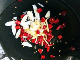 7、香酥蝉蜕 ,锅中留适量底油，烧至7成热，将蒜切片，葱，干辣椒切段，姜切丝，入锅爆出香味儿。