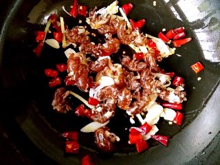 8、香酥蝉蜕 ,将炸好的蝉蜕下锅一起翻炒。