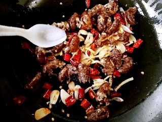 9、香酥蝉蜕 ,撒适量盐和少量糖，翻炒均匀。