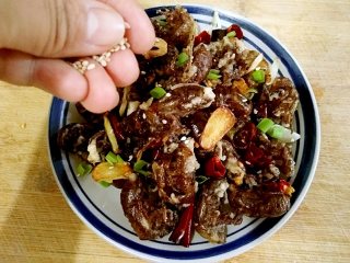 10、香酥蝉蜕 ,出锅后撒适量白芝麻提香。