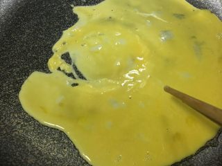 2、「吃货久久」鸡蛋虾仁泡菜炒饭——你敢不敢再好吃一点？！,锅内倒入小块黄油，融化后倒入打好的蛋液，记得中小火，用筷子炒，这样鸡蛋蓬松