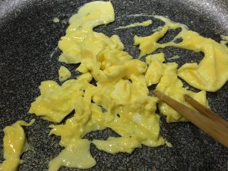 3、「吃货久久」鸡蛋虾仁泡菜炒饭——你敢不敢再好吃一点？！,我喜欢嫩点的鸡蛋，炒到半凝固时关火，乘出