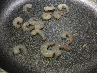 4、「吃货久久」鸡蛋虾仁泡菜炒饭——你敢不敢再好吃一点？！,剩余的油倒入虾仁