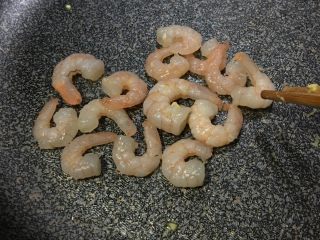 5、「吃货久久」鸡蛋虾仁泡菜炒饭——你敢不敢再好吃一点？！,我喜欢嫩点的虾仁 炒到微微变红就关火 乘出倒在鸡蛋里