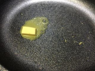 6、「吃货久久」鸡蛋虾仁泡菜炒饭——你敢不敢再好吃一点？！,锅内加入黄油 炒饭过程全程小火