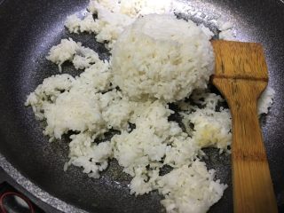 7、「吃货久久」鸡蛋虾仁泡菜炒饭——你敢不敢再好吃一点？！,黄油融化后倒入冰好的米饭 这样饭粒不容易粘稠 