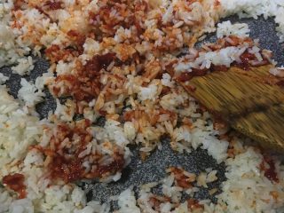 8、「吃货久久」鸡蛋虾仁泡菜炒饭——你敢不敢再好吃一点？！,米饭翻炒3分钟后加入韩国辣椒酱 这个过程需要点手劲 因为辣椒酱很粘稠