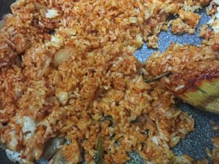 9、「吃货久久」鸡蛋虾仁泡菜炒饭——你敢不敢再好吃一点？！,炒匀后加入韩国泡菜 继续炒匀