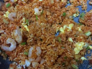 10、「吃货久久」鸡蛋虾仁泡菜炒饭——你敢不敢再好吃一点？！,紧接着倒入鸡蛋虾仁 我很喜欢葱香 也加入了小葱 一起炒匀大概2分钟就可以