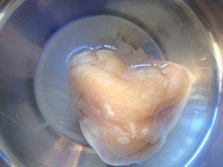 1、鸡丝粥,鸡胸脯肉煮熟，捞出沥干。