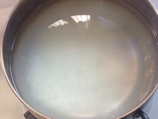 3、鸡丝粥,煮白粥。大火烧开转小火熬煮。