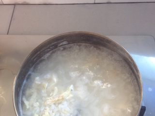 4、鸡丝粥,煮好粥后，转中火，与鸡肉混合煮1分钟左右。