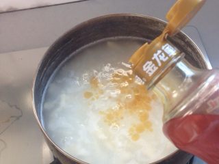 5、鸡丝粥,加入麻油拌匀。