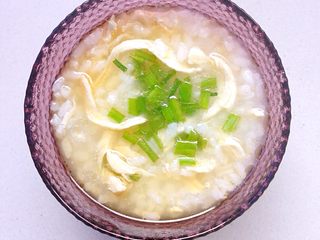 7、鸡丝粥,在碗里放入适量葱花，完成。