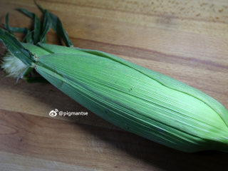 1、南北杏银耳煲猪展,选取新鲜的玉米