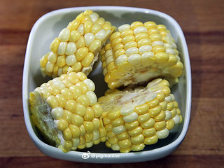 3、南北杏银耳煲猪展,切成3cm左右的小段备用