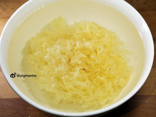 4、南北杏银耳煲猪展,银耳用水浸泡