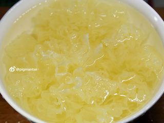 5、南北杏银耳煲猪展,至发大变软