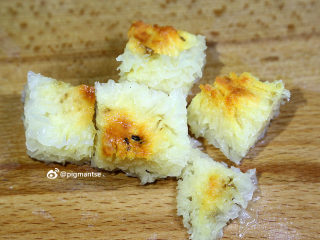 7、南北杏银耳煲猪展,去掉根部的培养基