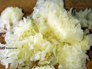 8、南北杏银耳煲猪展,切成小块备用