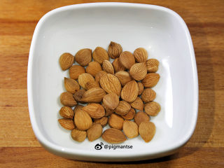 11、南北杏银耳煲猪展,南北杏用水浸泡备用