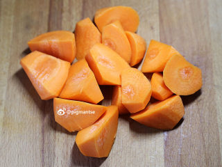 9、南北杏银耳煲猪展,红萝卜去皮，切成小块备用